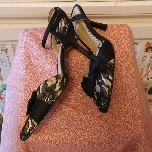 Jacqueline Ferrar black lace heels Sz 6M 🥿 - Picture 3 of 6